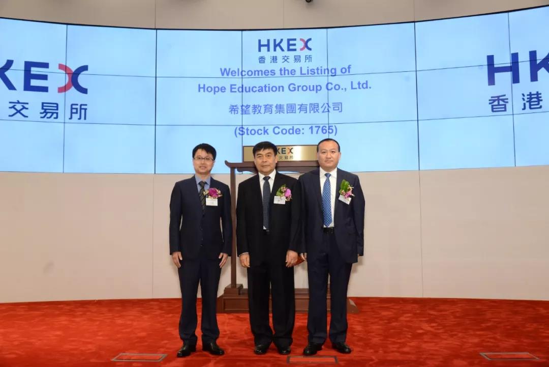 图为:陈育新先生与王德根先生,汪辉武先生合影